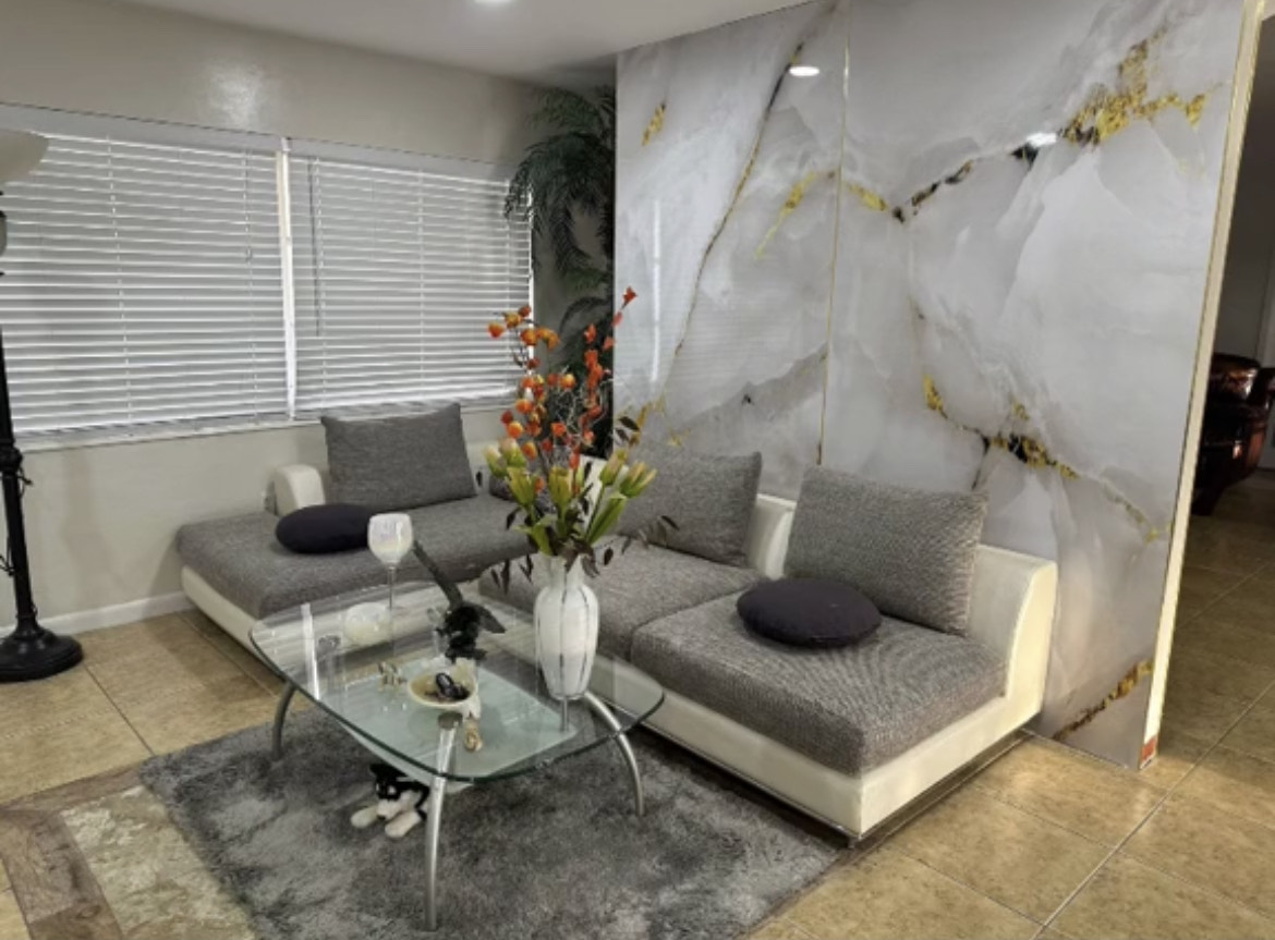 Agatha Gold - Angle View