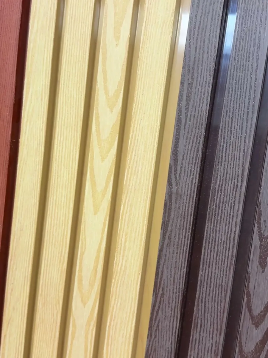 Close view of light and dark wood-look ASA panel finishes