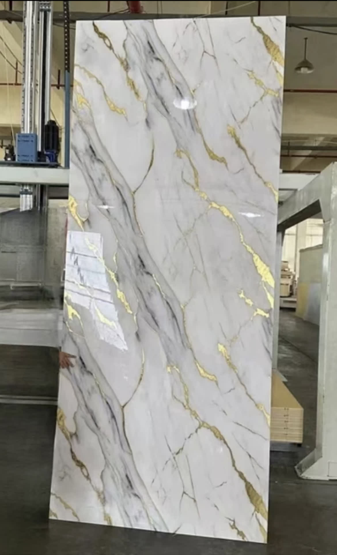 Luxe Gold Vein - Angle View